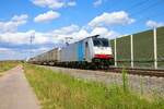Railpool Bombardier Traxx 186 447-9 mit Containerzug in Auggen (Baden Württemberg) am 13.07.23