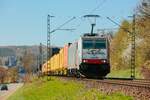 186 494 Railpool/LINEAS mit Containerzug in Erpel, April 2025.
