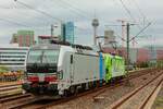 192 032 RheinCargo  Unterwegs mit Ökostrom  & Railpool 6193 144 in Düsseldorf, Mai 2025.