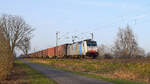 Railpool 186 502 (91 80 6186 502-1 D-Rpool), vermietet an Lineas, mit Volvo-Logistikzug Hallsberg RB - Gent Zeehaven (bei Lembruch, 06.03.2026).
