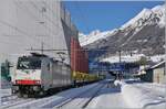 Die Railpool 186 497 ist mit einem Sch�ttgutzug in Airolo angekommen, damit wird das Ausbruchsmaterial des Gotthard Strassentunnels nach Fl�elen transportiert.