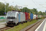 Rpool 6193 116 kommt mit einem Containerzug durch  Herten-Westerholt gefahren 21.8.2026