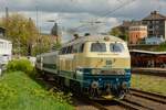RP 218 466-1 mit Railadventure Schutzwaggons in Wuppertal, April 2024.