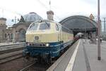 218 469 von RPRS fährt eine Überführung (wahrscheinlich für Rail Adventure) durch Dresden Hauptbahnhof im Juli 2025