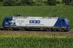145 028 der RBH mit dem Schlaufuchs in Warnweste am 4 Juli 2026 bei Breitenfurt.