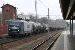 143 069-3 RBH mit Kesselwagenzug am 04.04.2011 in Rathenow