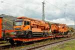 Redler Service Sp�lzug mit zwei MAN Lkws auf Flachwaggons in Oberwesel, Oktober 2025.