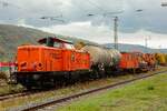 212 242-2 'Lok 7' Redler Service mit Sp�lzug in Oberwesel, Oktober 2025.