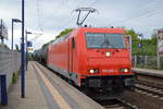 RheinCargo GmbH & Co. KG mit der überraschend in Moment blanko roten   185 605-3  [NVR-Number: 91 80 6185 605-3 D-RHC] Und Kesselwagenzug (leer) Richtung Stendell am 24.08.18 Bf. Berlin-Hohenschönhausen. Vielleicht bekommt sie eine neue Werbefolie demnächst? am Ende des Zuges war auch noch 185 587-3.