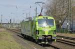  Unterwegs mit Ökostrom  ist die 192 032 von RheinCargo am 22.04.2021 in Duisburg-Rheinhausen