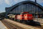 RheinCargo 272 015-5 (DE76) mit Kesselzug in K�ln Hbf, Juni 2022.