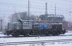 Die DE 508 von RheinCargo rangiert am 07.01.2026 im verschneiten Neusser Hauptbahnhof