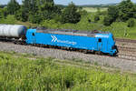 192 056 Rhein Cargo in blau mit Kesseln Richtung Norden am 18.6.26 bei Asbach.