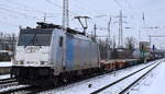 RTB CARGO GmbH, Düren [D] mit der Railpool Lok  186 421-4  [NVR-Nummer: 91 80 6186 421-4 D-Rpool] und einem schwach ausgelastetem Containerzug aus Frankfurt (Oder)am 16.01.24 Durchfahrt Bahnhof
