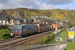 193 522-0 (SüdLeasing / SBB Cargo International) mit einem Containerzug am Rhein in Oberwesel, 24. Oktober 2025