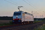 186 902 fährt im letzten Licht des Tages durch Gubberath in Richtung Grevenbroich.

Gubberath 08.09.2023