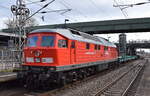 Martin Schlünß Eisenbahnlogistik, Wankendorf mit ihrer  234 242-6  (NVR:  92 80 1234 242-6 D-SEL ) und einigen Drehgestell-Flachwagen am 13.03.23 Durchfahrt Bahnhof