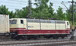 Martin Schlünß Eisenbahnlogistik, Wankendorf mit ihrer  181 215  Name:  HOLSTEIN  (NVR:  91 80 6181 215-5 D-SEL ) und einem Containerzug am 22.05.23 Vorbeifahrt Bahnhof Hamburg-Harburg.
