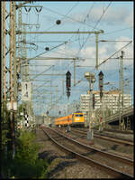 Smart Rail 111 075  MAX BÖGL  mit Silocontainern der gleichnamigen Firma am 26.06.2025 auf dem Weg von Neumarkt/Oberpfalz nach Neumünster in Schleswig-Holstein bei der Durchfahrt in