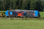 SLG - Spitzke Logistik GmbH, Großbeeren [D] mit ihrer Vectron Dual Lok  248 029  [NVR-Nummer: 90 80 2248 029-1 D-SLG] am 28.7.26 bei Ostermünchen. Die Strecke Rosenheim Wasserburg wird modernisiert. Die alten Schwellen werden wohl noch gebraucht und werden erstmal Richtung München abtransportiert. Dies Leistung habe ich an mehreren Tagen diese Woche erlebt.
