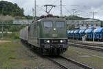 Überraschung (|) - Da steht der Bahnpendler am Bahnsteig und wartet auf den Zug, der ihn in den Feierabend fahren soll und stattdessen durchfährt 151 124-5 von SRI mit einem Ganzzug aus Rungenwagen der Gattung Sggrrs den Bahnhof von Biberach (Riß) am 27.09.2022. Aufnahmestandort am Bahnsteigende von Gleis 1.