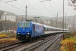 SRI/Rail Invest 146 520-2 mit Borussia-Express nach Dortmund bei der Durchfahrt in Wuppertal, November 2025.
