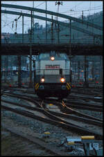 Die STRABAG V100 Ost, 92 80 1203 012-0 D-BRS, ist am 09.03.2024 auf dem Heimweg nach Königshofen, als sie hier mit einem gut gelaunten Lokführer pfeifend durch Würzburg rollt. Mein Gruß geht hiermit an den Tf zurück.