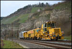Rheincargo 248 061 mit der Gleisstopf- & Profiliermaschine (STRABAG, NVR: 99 80 9425 002-9 D-STRPL) am 21.03.2026 bei Km 20,0 nahe Himmelstadt im Maintal.