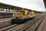 STRABAG GAF 100 R/H (99 80 9436 014-1) mit einem Flachwagen Richtung Bad Kösen, am 12.11.2023 in Naumburg (S) Hbf.