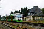 12. September 2013, Bahnhof Ernstthal an der Strecke Sonneberg - Lauscha - (Probstzella). Die Züge verkehren seit der Sperrung des Viadukts bei Lichte von hier nach Umkehrung der Fahrtrichtung nach Neuhaus am Rennweg. VT 122 der Süd-Thüringen-Bahn wartet auf den letzten Fahrgast.