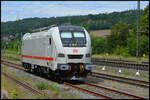 Die Lokomotive  DB 105 007 wartete am 26.07.2026 im Bahnhof Jossa neben den aufgestellte Spezialmikrofonen auf Akustiktests.
