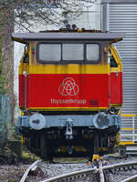  What´s that?  dachte ich aus weiter Ferne, doch bei näherer Betrachtung ergab sich dann ein recht banales Bild mit einem Führerstand auf einem Flachwagen. (Hattingen, März 2026, Fotostandort: öffentlicher Fußweg)