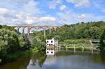 Das beeindruckenste Bauwerk und sogleich das schönste Motiv bietet der Göhrener Viadukt. 223 055 überquert mit ihrem Zug soeben den Göhrener Viadukt auf den Weg nach Chemnitz Rechts sieht man eine Bahnbrücke welche zur Muldentalbahn gehört und heute mit der Draisine gefahren werden kann. 

Göhren 08.08.2021