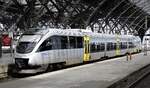 Triebwagen 0010 der Mitteldeutschen Regionalbahn im Leipziger Hauptbahnhof am 17.04.2022. Die Stahlkonstruktion des Hallendaches zeichnet dem Dieseltriebwagen ein Streifenmuster.