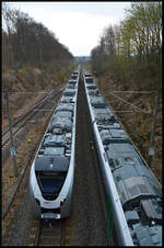 Ausgebremste Parallelfahrt: Nachdem die Parallelfahrt der historischen Dampfzüge beendet war, passierten am 12.04.2026 wieder die Planverkehre die Tharandter Rampe. Hier im Bild MRB 1440 214 und eine weitere Grinsekatze auf ihren Wegen von und nach Dresden.