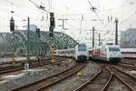 460 011-0 TransRegio als RB26 nach Mainz & DB 101 110-5  50 Jahre Intercity  mit EC7 nach Basel �berqueren die Hohenzollernbr�cke & fahren in K�ln Hbf ein, April 2023.