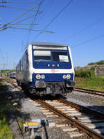 Ein TRI-Steuerwagen Anfang Mai 2020 auf dem Weg Richtung Oberhausen kurz vor der Eisenbahnbrücke in Hattingen. (Fotostandort: Rad-/Fußweg)
