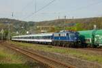 TRI 110 428-0 mit Fußballsonderzug in Wuppertal, April 2024.