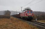 Mit Rückenwind und Regen von Hinten beschleunigte die TRG 232 173 mit einem Getreidezug am 13.03.2023, aus Lietzow heraus, den letzten Metern des Bahnhofsteil Mukran Borchtitz entgegen.

