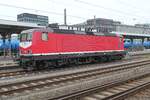 Die 143 567 mit ansprechender Lackierung von Triangular Logistic abgestellt in Dresden Hauptbahnhof im April 2025