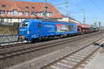 Ich stehe am Hp Dresden-Bischofsplatz und warte auf den Cottbuser Dampfzug zum Dampfloktreffen 2026. Eine vorbeifahrende 248 044 mit einer ansprechenden Werbung f�r Lokf�hrer ist auch aufnehmenswert