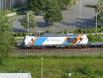 Triangula 248 018-4 ( 9080 2248 018-4 D-NRAIL ) f�hrt am 31.5.2026 einen leeren, nagelneuen Containerzug durch Gera.