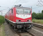 Die neu gespritzte 143 812 von TRG, gefertigt bei LEW 1988 mit der Fabriknummer 20206 f�r das Bw Leipzig Hbf West, zusammen mit der 143 567 vom selben Verein auf Rangierfahrt in Dresden-Neustadt im