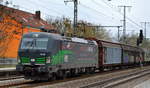 TXL mit der ELL Vectron  193 203  [NVR-Nummer: 91 80 6193 203-7 D-ELOC] mit der Folie  HIDDEN CHAMPION  und einem Ganzzug Schiebewandwagen am 15.04.21 Durchfahrt Bf.
