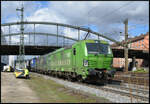 Railpool/TXL 193 996-6  ÖKOLOGIK - KEINE FÜßE, KEIN ABDRUCK  und eine weitere Vectron (ELL) am 01.04.2026 unter der Grombühlbrücke in Würzburg. An diesem Tag fanden im östlichen Gleisvorfeld unter den wachsamen Augen eines Sicherungsposten im laufenden Betrieb Schienenschleifarbeiten statt.