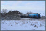 Die Eurodual 159 266-6 der VPS rollt am 06.01.2026 mit ihren Kalkleerzug durch die verschneite Landschaft bei Frellstedt.