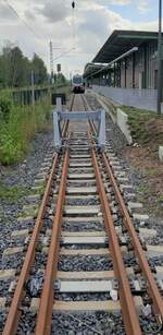 Einst ein Kreuzungsbahnhof mit Strecken in 4 Richtungen ist am 07.08.2023 in Bocholt nur noch die Strecke nach Wesel im regulären Betrieb. Im Hintergrund wartet ein Stadler Flirt 3 als RE 19 auf die Rückfahrt nach Düsseldorf.
