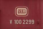 VEB V100 2299 Schild in K�ln Hbf, September 2026.