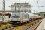 WFL/HSL Railpool 185 677-2  Wedler Franz Logistik  mit Kesselzug in W�rzburg Hbf, August 2021.