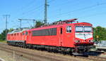 Wedler Franz Logistik GmbH & Co. KG, Potsdam mit einem Lokzug mit  155 159-7  (NVR:  91 80 6155 159-7 D-WFL) am Haken von  232 283-2  (NVR:  92 80 1232 283-2 D-WFL ) am 10.08.22 Durchfahrt Bahnhof Golm.